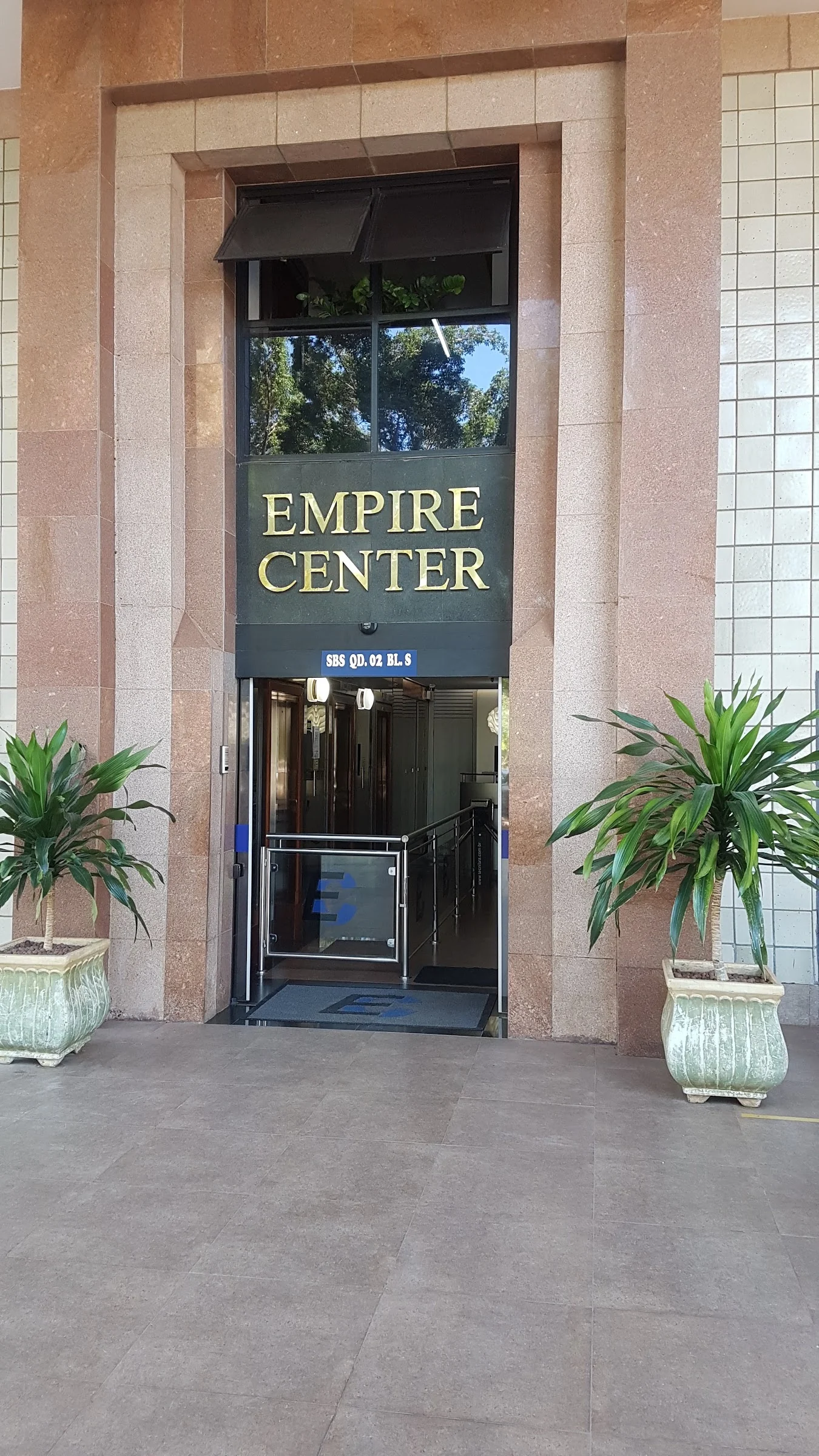 Entrada do Edifício Empire Center, no Setor Bancário Sul, onde funciona a CORP