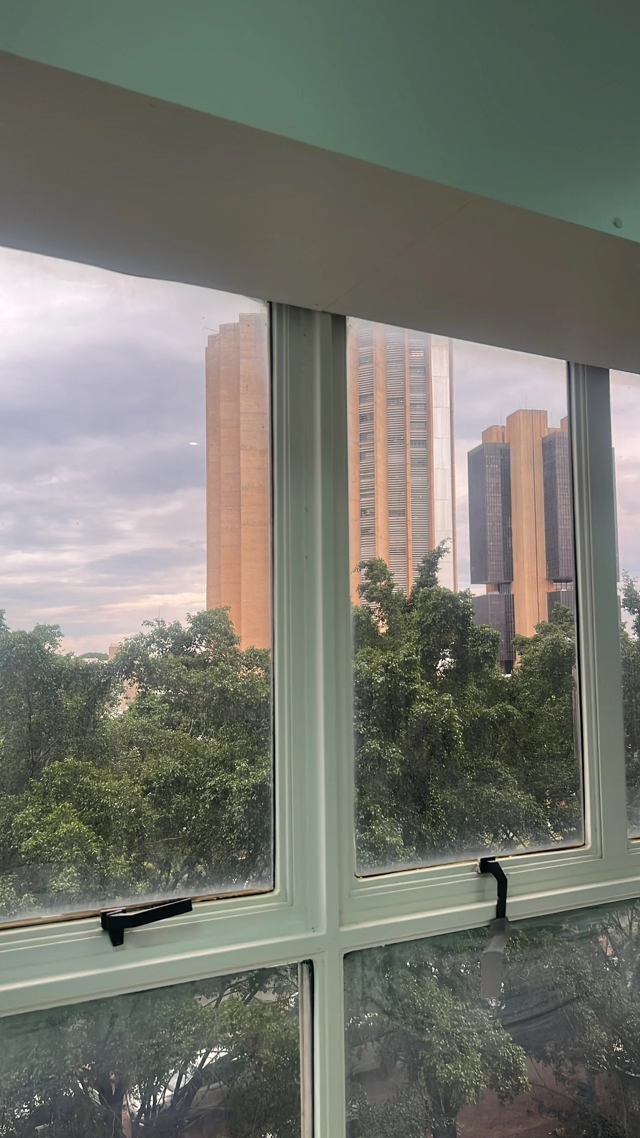 Vista do fim de tarde pela janela da CORP, no centro de Brasília